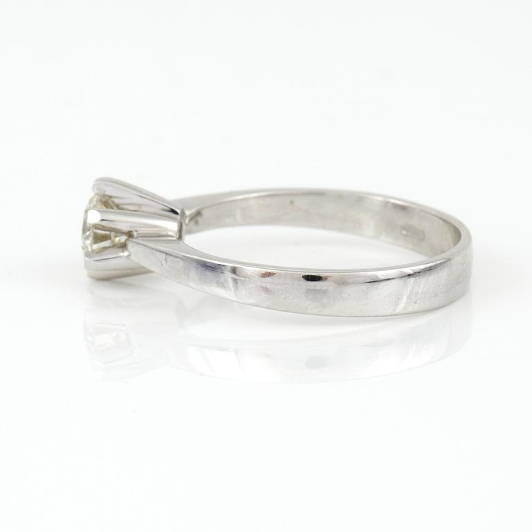 RING, 18K vitguld med briljantslipad diamant, ca 0,54 ct. Vikt 3,83 g.