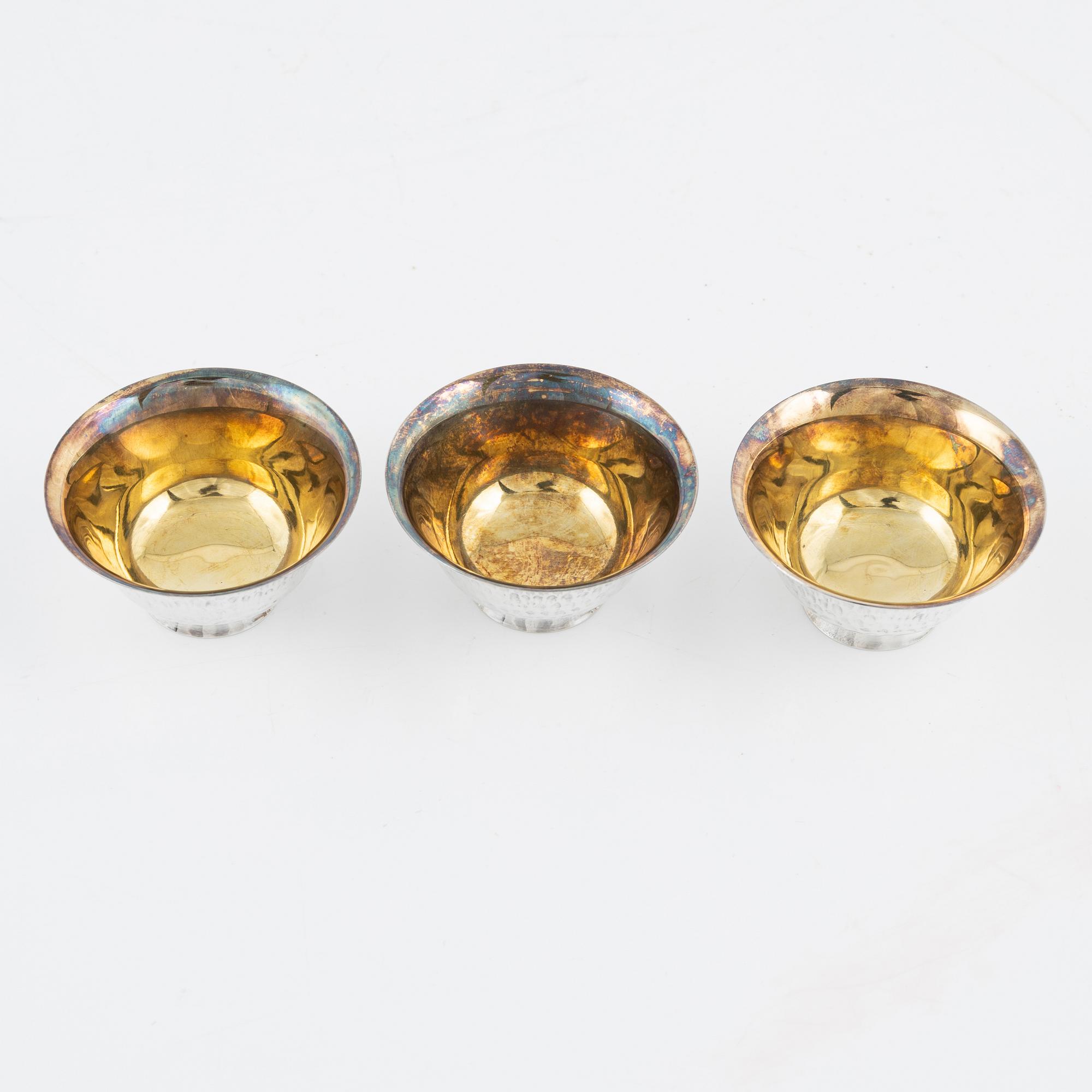Supkoppar för saké, 3 st, silver, Japan, 1900-talets andra hälft.