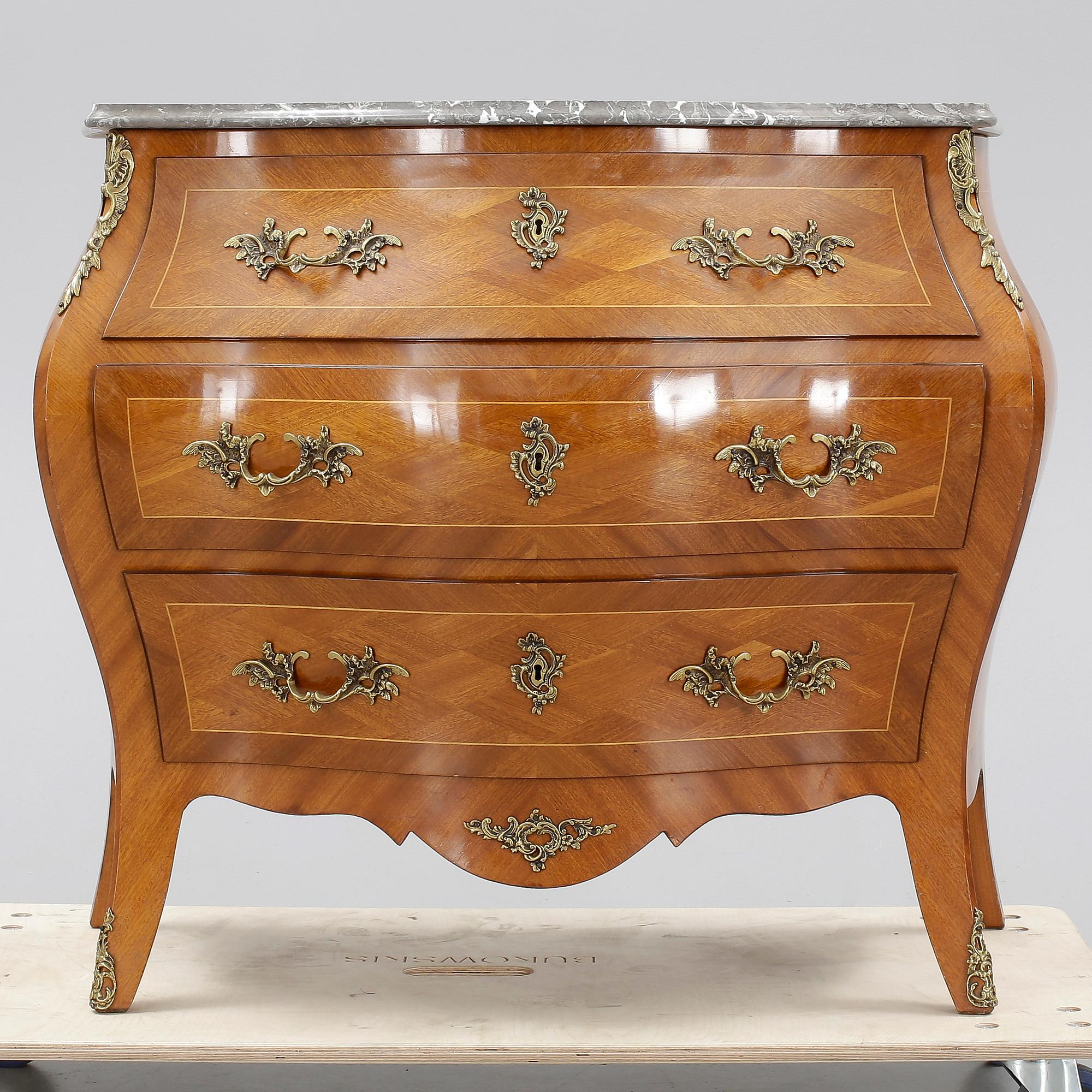 BYRÅ, rokokostil, 1900-talets mitt.