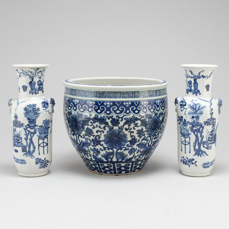 A pair of blue and white vases and pot, Qing dynasty, late 19th century.