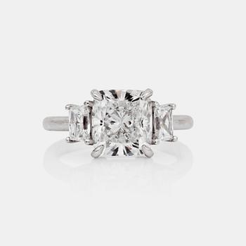 769. A 3.30 ct D/VVS2, cushion-cut diamond ring. Quality according to GIA certificarte. Side stones 0.67 ct in total.