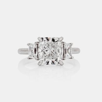 769. A 3.30 ct D/VVS2, cushion-cut diamond ring. Quality according to GIA certificarte. Side stones 0.67 ct in total.