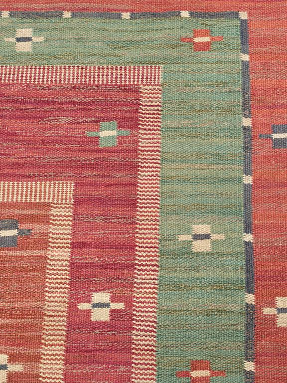 Märta Måås-Fjetterström, Matta, "Röda Bårdmattan", med grönt, rölakan, ca 292-293 x 194-200,5 cm, signerad AB MMF.