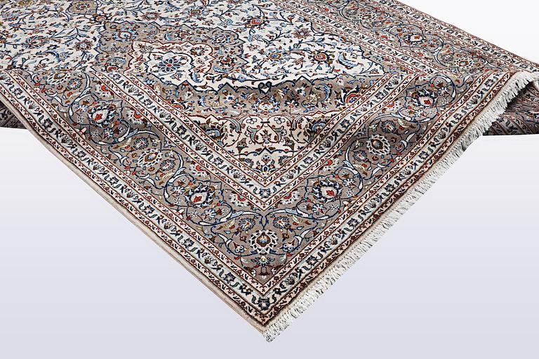 A carpet, Kashan, ca 348 x 246 cm.