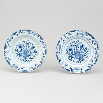 A set of four Chinese plates and a bowl, 18th century.