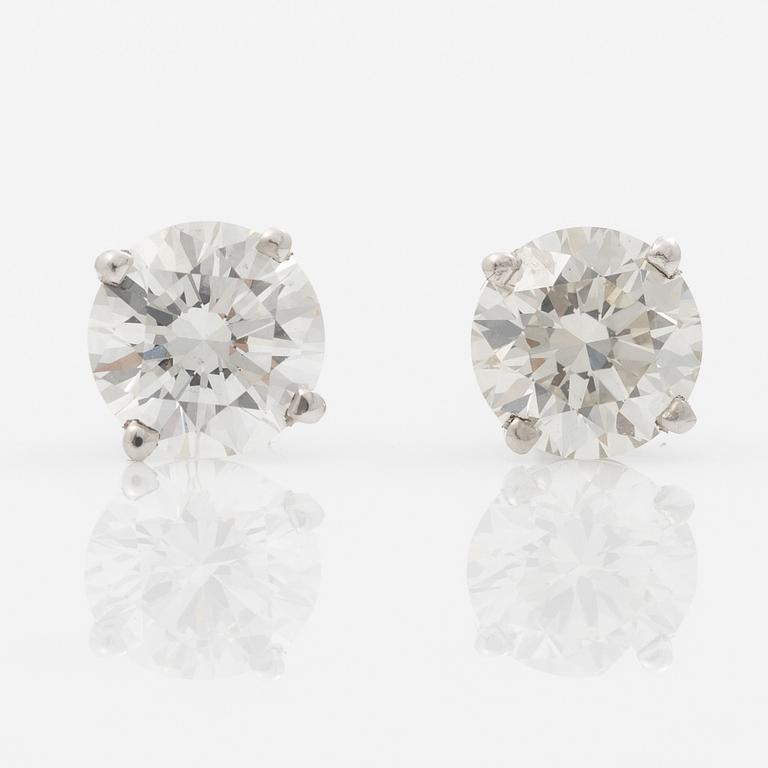 Earrings, a pair, 18K white gold set with round brilliant-cut diamonds totalling 1.03 ct, accompanied by a GIA dossier.