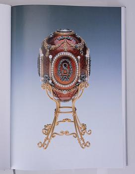 BOK, "Fabergé ja hänen suomalaiset mestarinsa" Ulla Tillander-Godenhielm, Tammi, Helsingfors 2008. Numrerad 1800/1680.