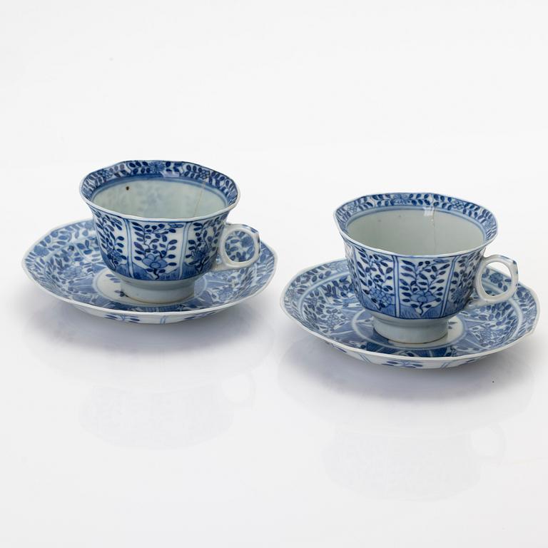 Koppar med fat, 2 stycken, porslin, Qingdynastin, omkring 1900.