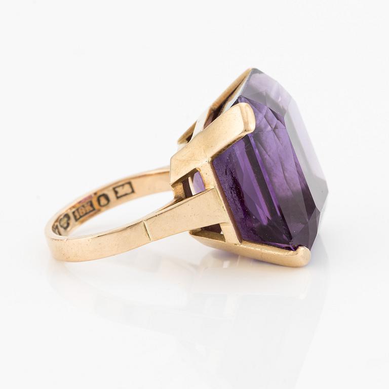 Ring, cocktail ring, 18K gold with amethyst.