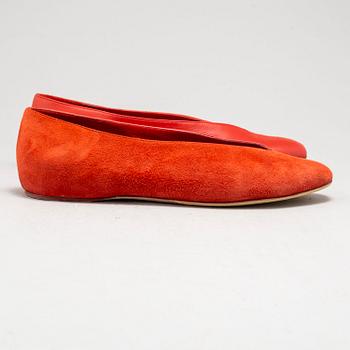 HERMÈS, a pair of suede and leather pumps, size 37½.