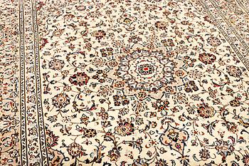 A Kashan carpet, a. 283 x 195 cm.