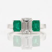 Ring 18K vitguld med en smaragdslipad diamant och två trappslipade smaragder.
