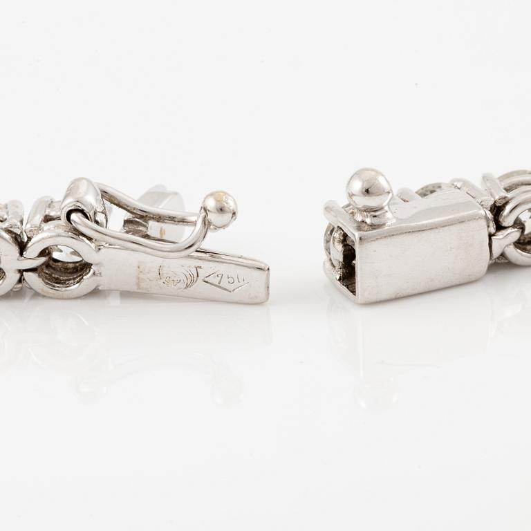 A tennis bracelet 18K white gold with round brilliant-cut diamonds.