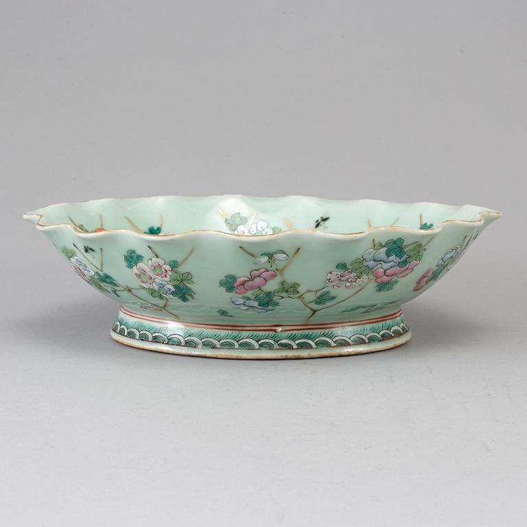 A famille rose bowl, late Qing dynasty, circa 1900.