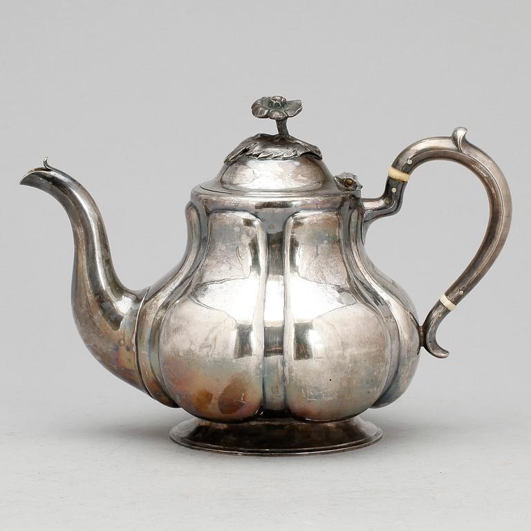 TEKANNA, silver, nyrokoko, St Petersburg, 1865. Vikt ca 433 gram.
