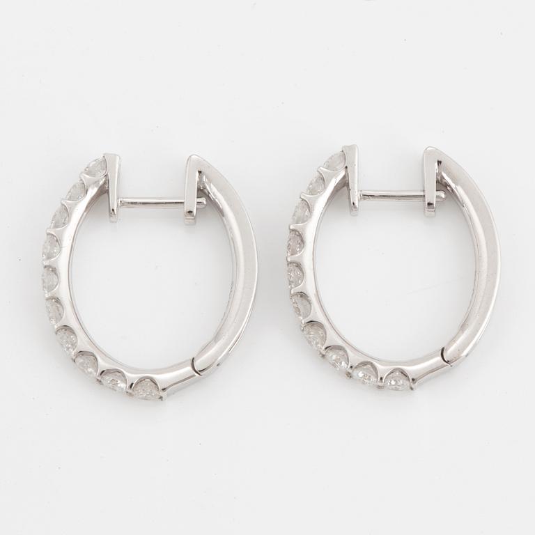 ÖRHÄNGEN, kreoler med briljantslipade diamanter.