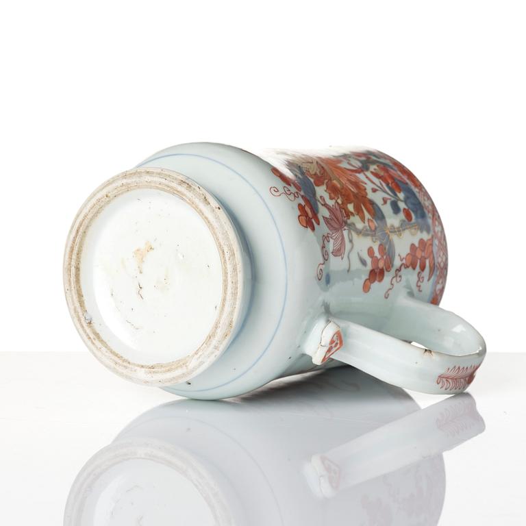 A Chinese imari export porcelain mug, Qing dynasty (1736-95).