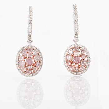 A pair of circa 2.55 cts brilliant- and facet-cut diamonds.