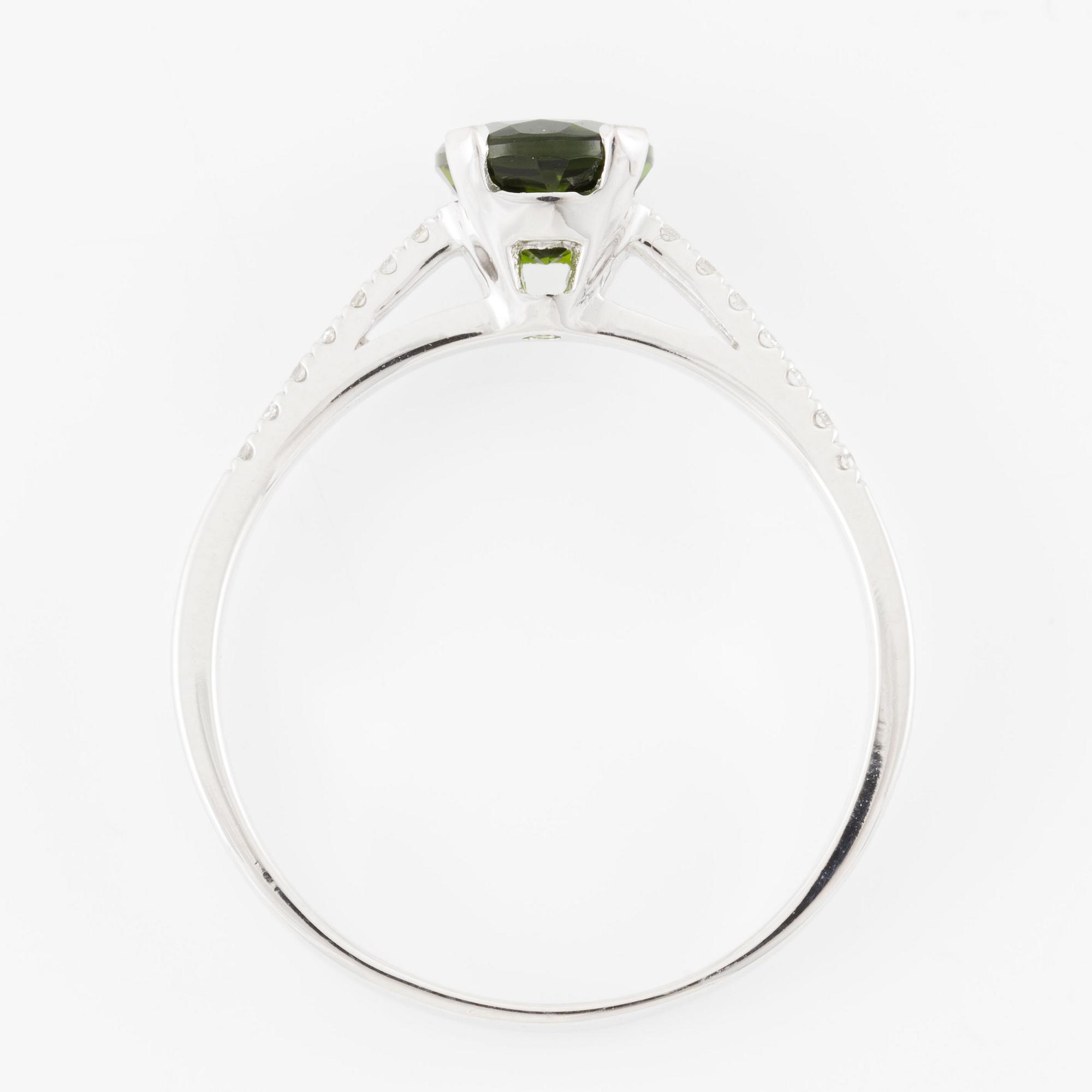 Ring in 18K white gold with chrome diopside and brilliant-cut diamonds.