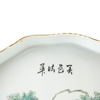 A set of two Chinese porcelain trays decorated with elegant ladies and children, 20th century.