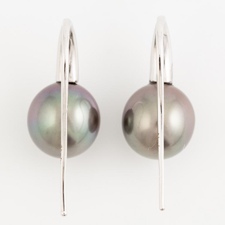 Örhängen 18K vitguld med odlade Tahitipärlor och briljantslipade diamanter.