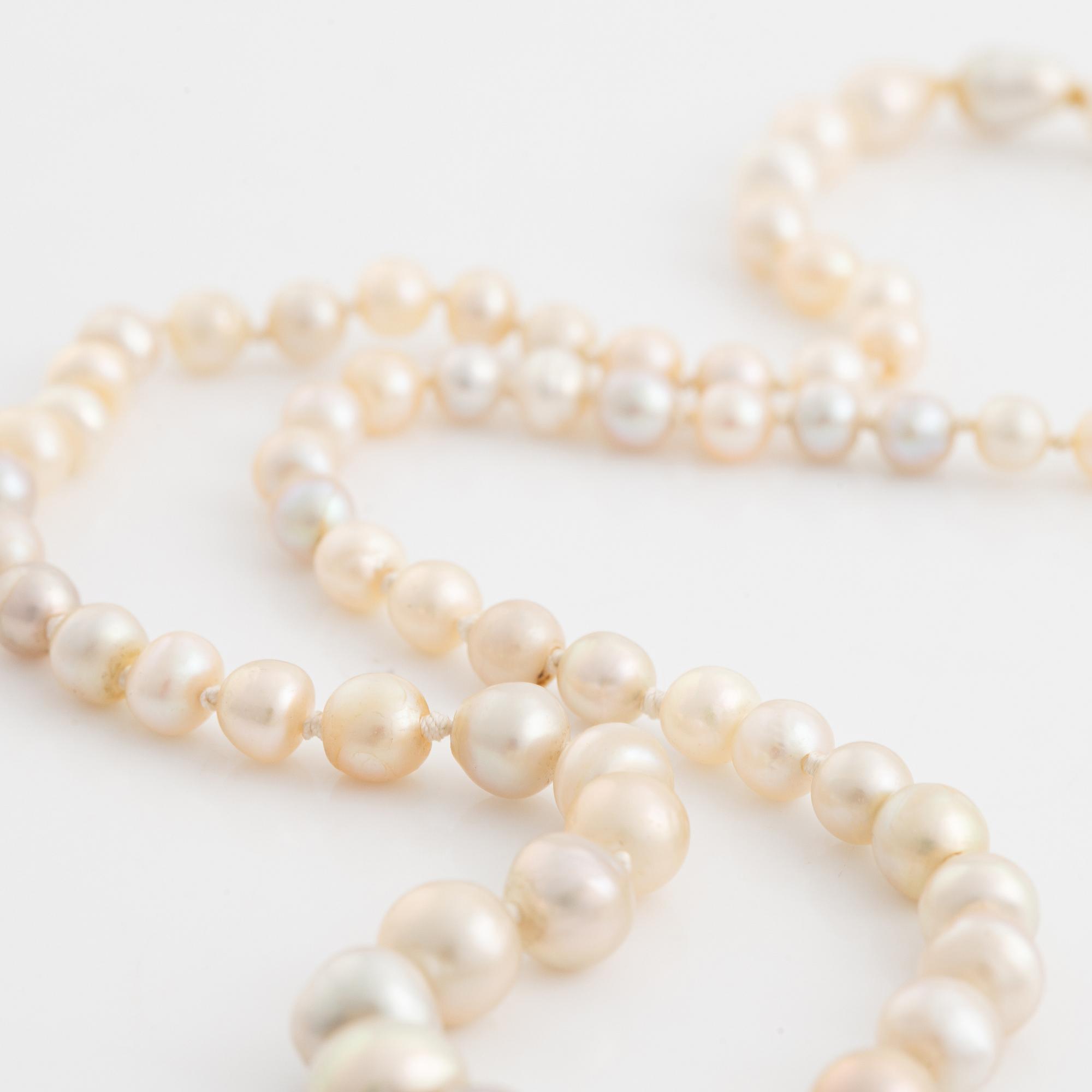 Pearl necklace, with graduated pearls.
