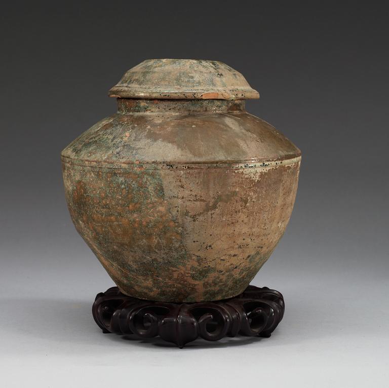 KRUKA med LOCK, keramik. Han dynastin (206 f.Kr. – 220 e.Kr.).