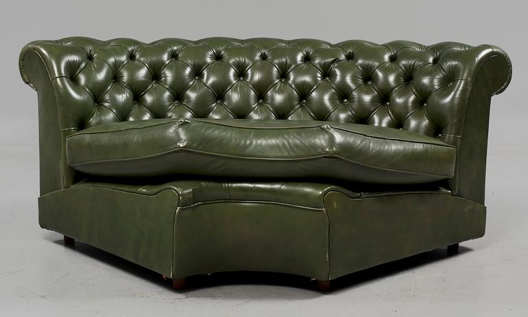 HÖRNSOFFA, tre delar, s k Chesterfield-modell, 1900-tal.