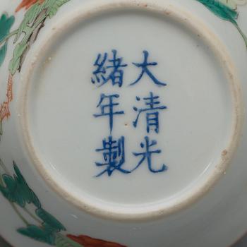 KOPPAR, fyra stycken, porslin. Qingdynastin, omkring 1900 med Guangxus märke.