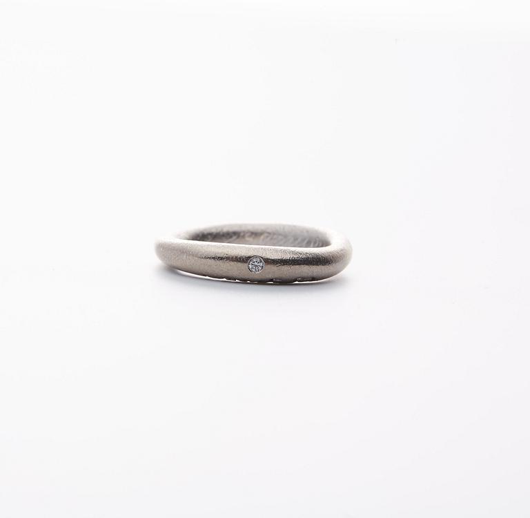 RING, Ole Lynggaard, "Love" nr 3. 18 k vitguld, 0,015 ct. Vikt ca 6 g.