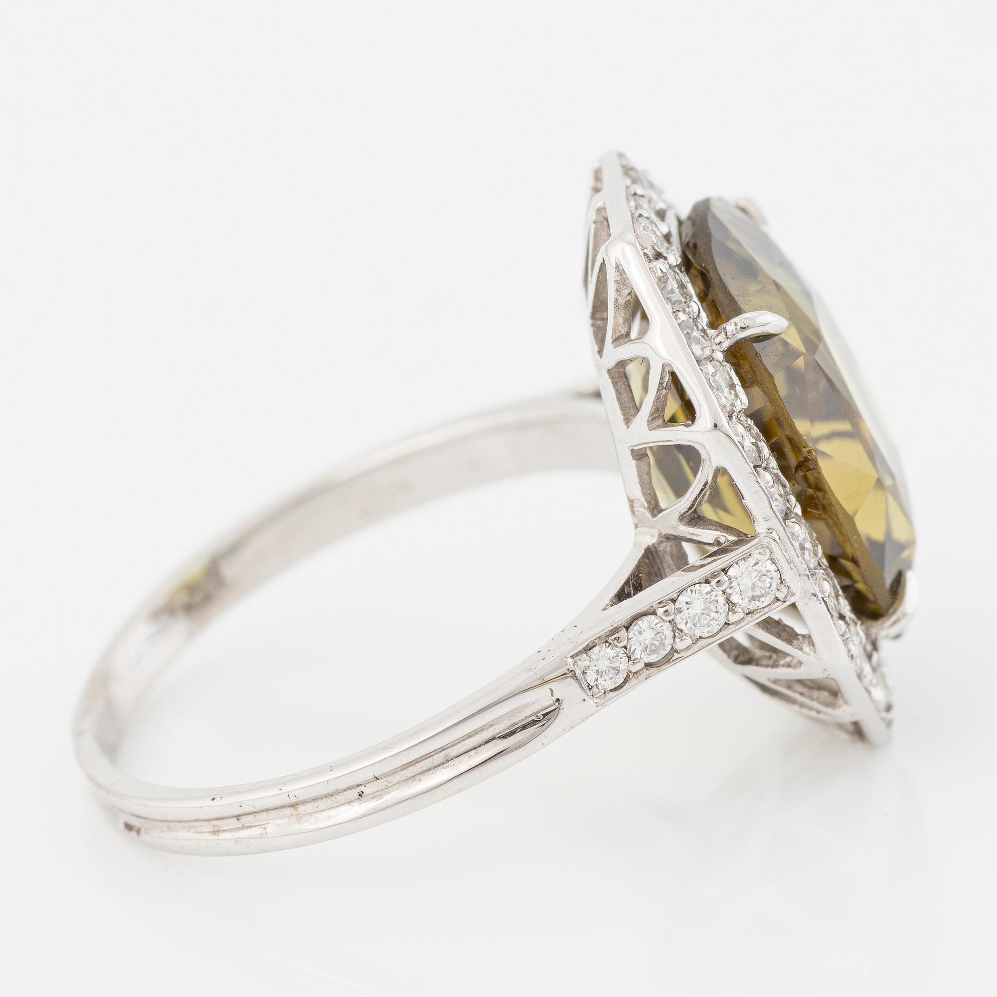 Ring, cocktail ring 18K white gold with chrysoberyl and brilliant-cut diamonds.