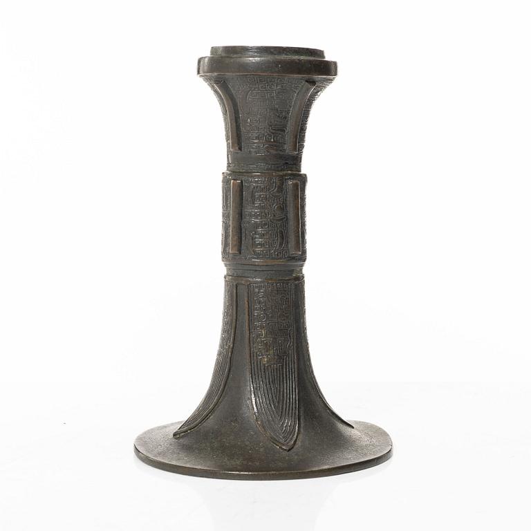 An archaistic bronze vase, Gu, Qing dynasty (1644-1912).