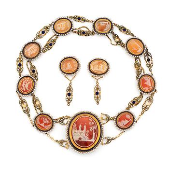 489. A hardstone cameo necklace and a pair of earrings in gold with enamel and set with pearls.