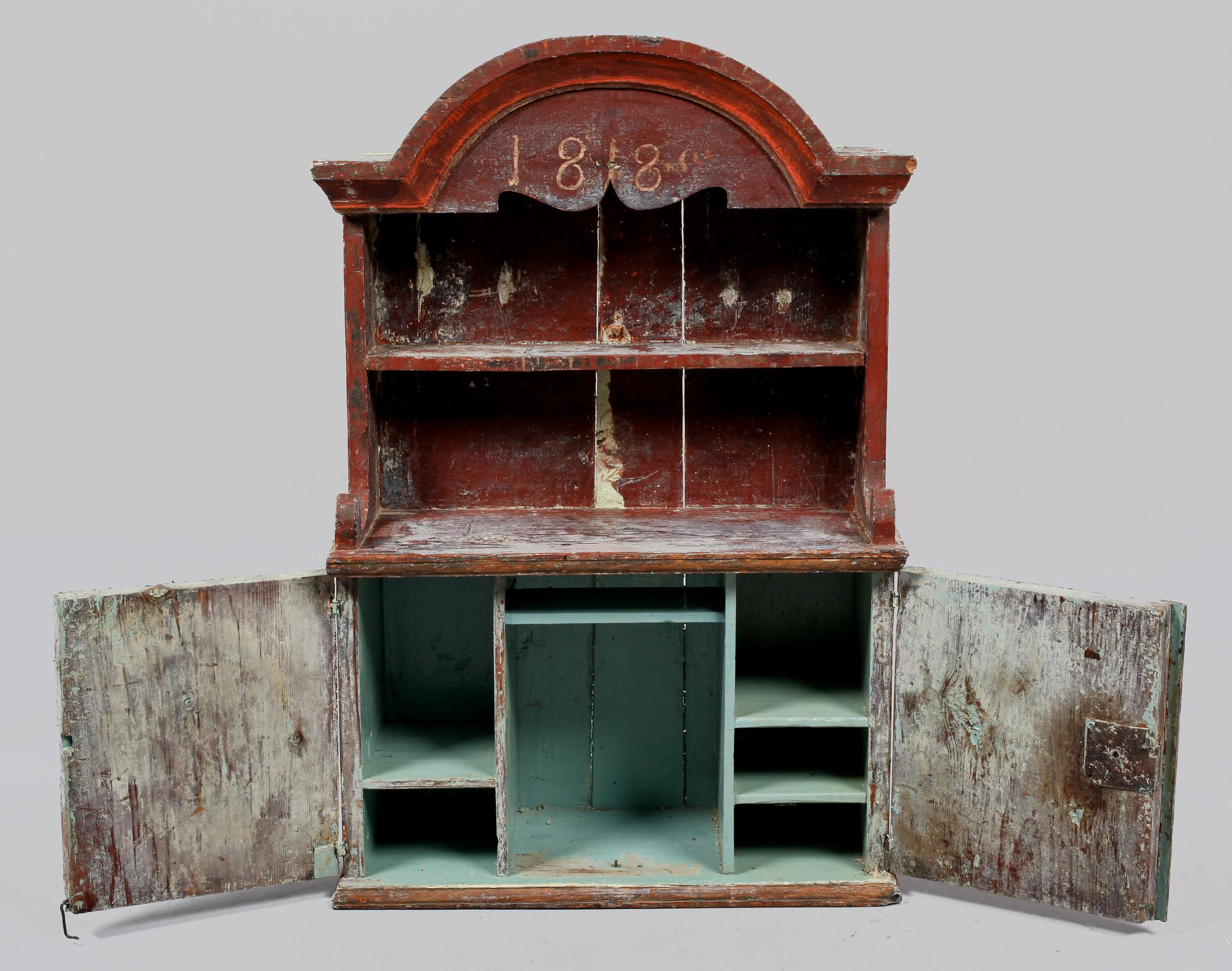 HÄNGSKÅP, allmoge, 1800-tal.