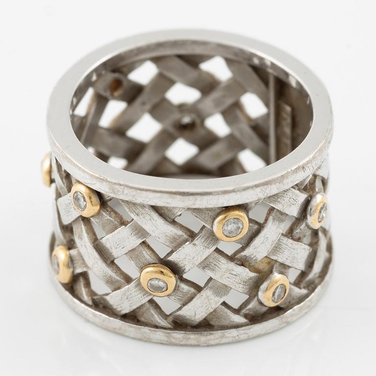 Ole Lynggaard, Ring "Flet" 18K vitguld med runda briljantslipade diamanter.
