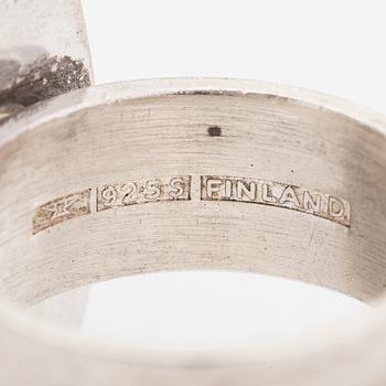 Elis Kauppi, Ring, sterlingsilver och mossagat. Kupittaan kulta, Åbo.