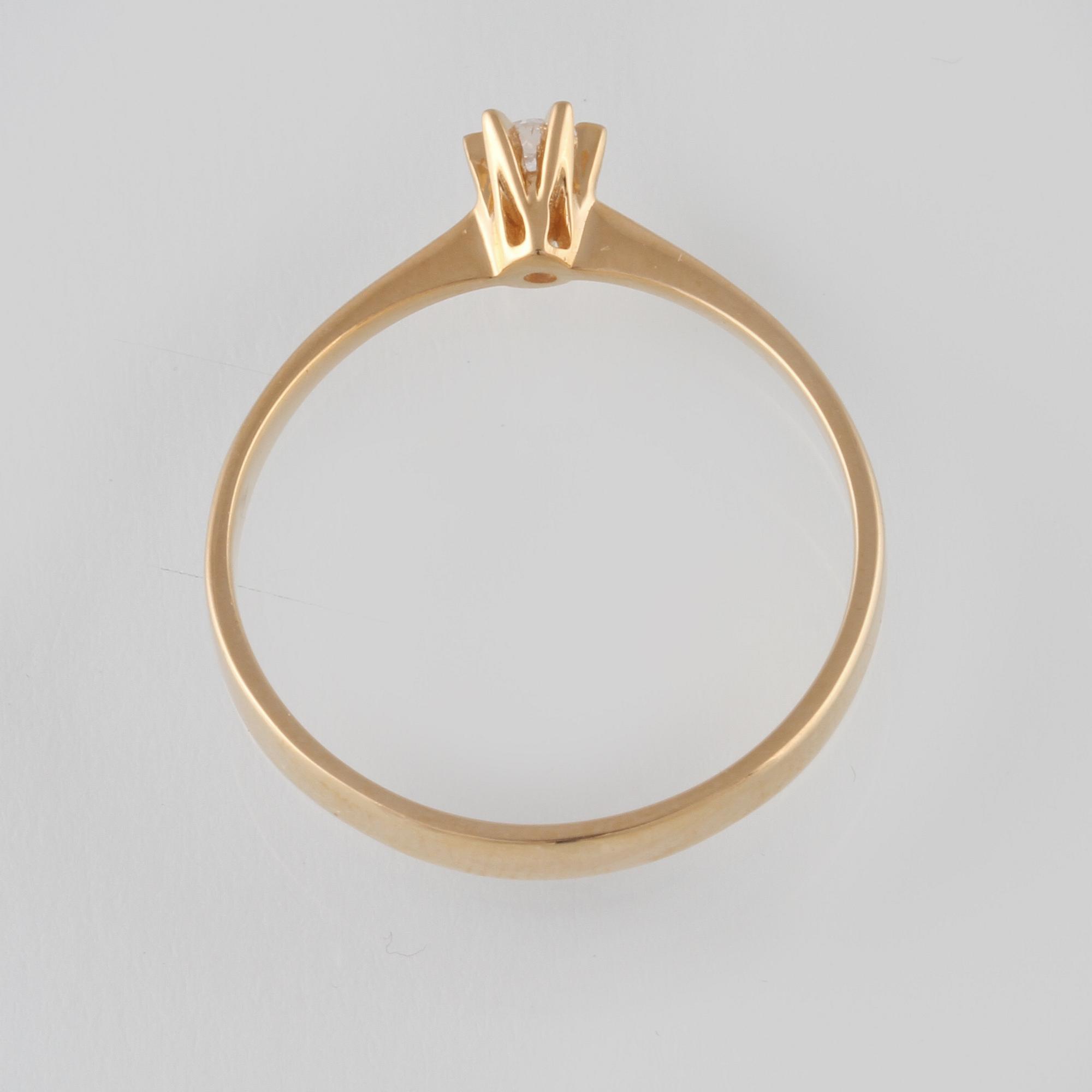 RING, 18K guld med briljantslipad diamant 0.08 ct, kattfotstämplad. Vikt 2,3 gram.