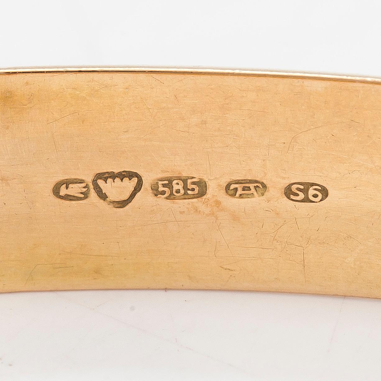 A 14K gold bangle, engraved decoration, Suomen Kultaseppä Oy, Turku 1947.