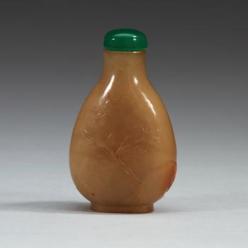 A Chinese agathe snuff bottle with stopper.