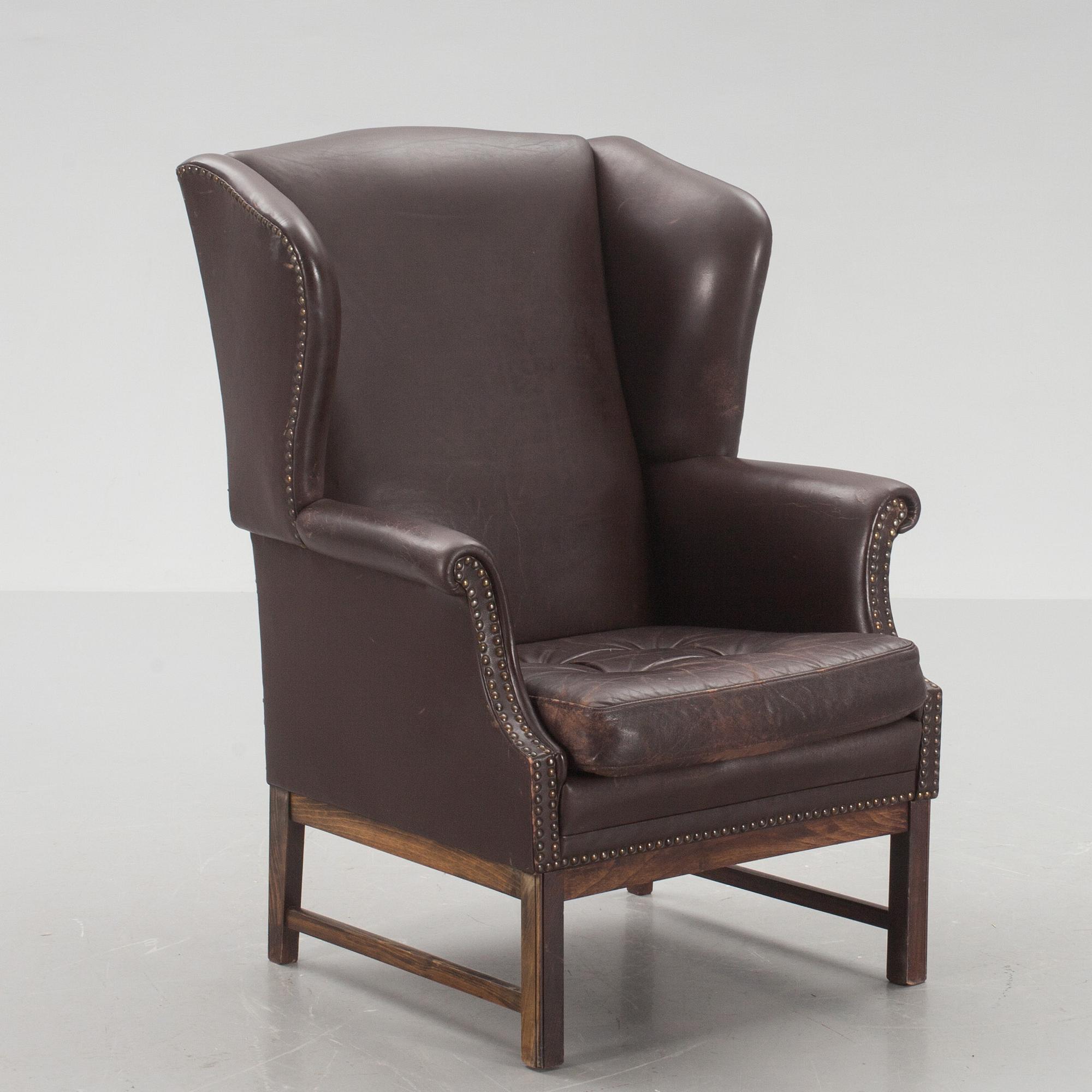 ÖRONLAPPSFÅTÖLJ, skinn. 1900-talets andra hälft.