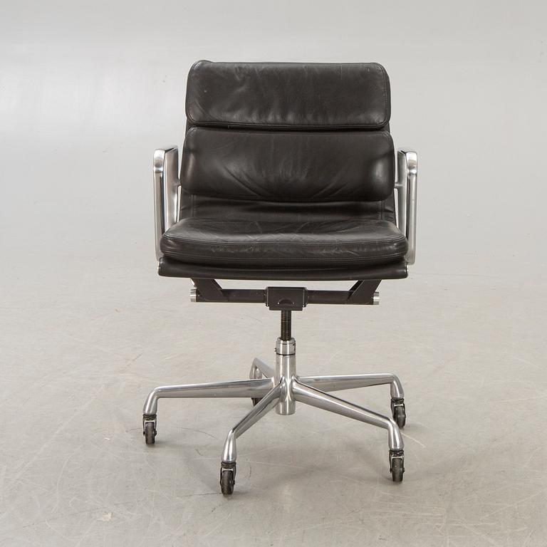 Charles and Ray Eames, Skrivbordsstol/kontorsstol, "EA 217 Soft Pad Chair", Vitra.