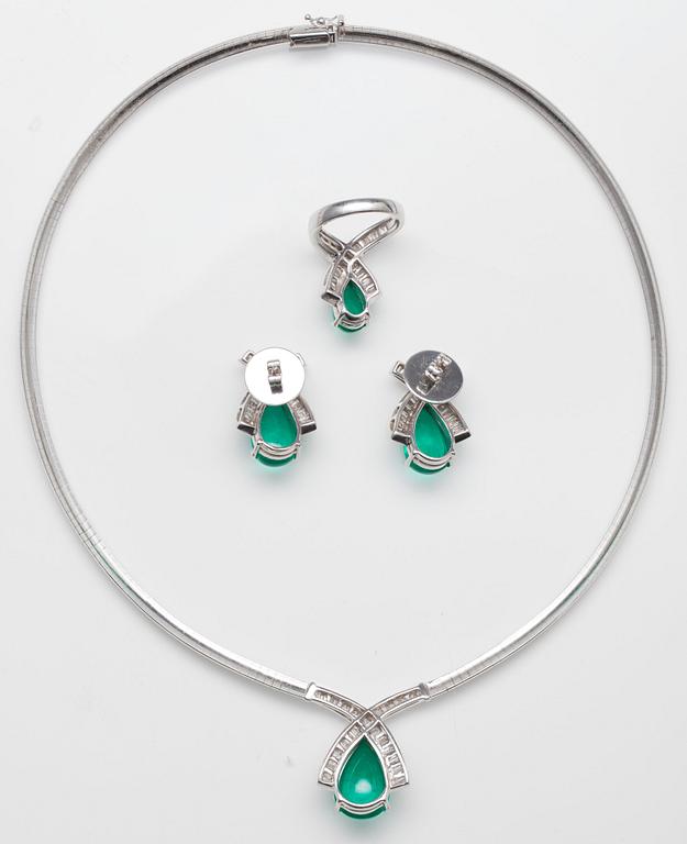 SET OF JEWELLERY, 3 parts. Necklace, ring and earrings. Baguette cut diamonds 5.8 ct. Drop cut emeralds 20.9 ct.