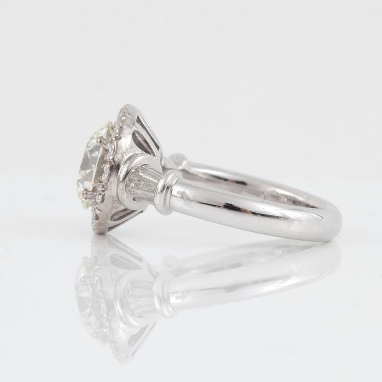 RING med briljantslipade diamanter. Mittsten 3.13 ct, kvalitet J/VS1 enligt HRD certifikat.