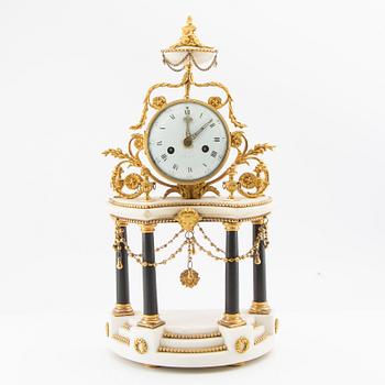 Louis XVI mantel clock, circa 1800, signed Roque a Paris (Joseph-Léonard Roque, active late 18th century).