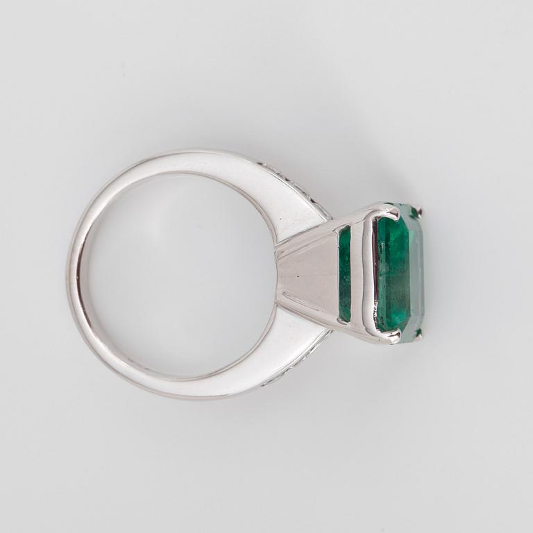 Ring med smaragd, cirka 9.00 ct, och briljantslipade diamanter.