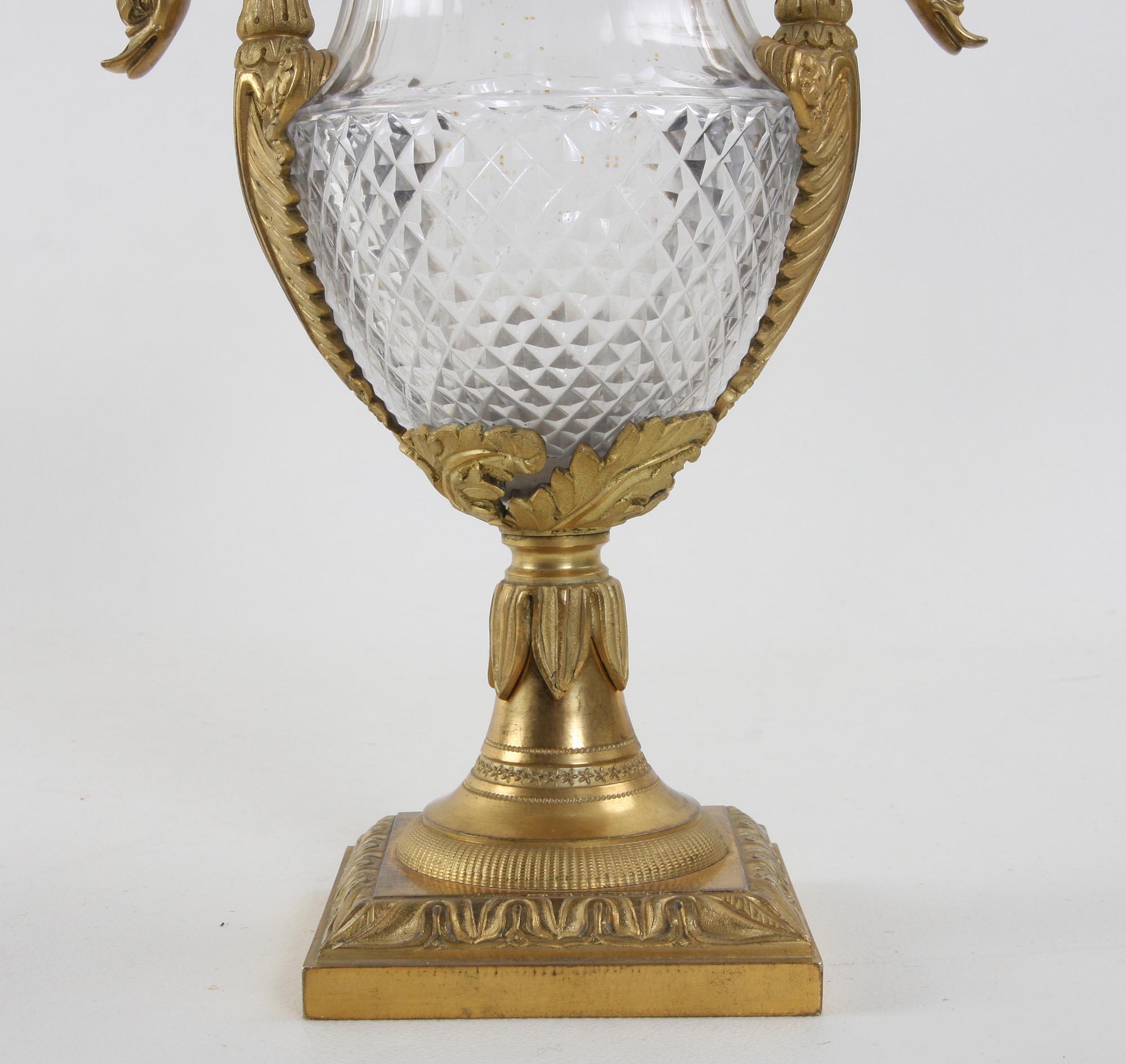 VAS PÅ FOT, glas och mässing, empire, 1800-talets första hälft.