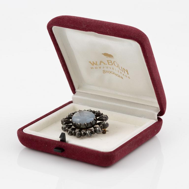 Brooch, silver with moonstone and old-cut as well as rose-cut diamonds.