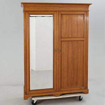 KLÄDSKÅP, sekelskiftet 1900.