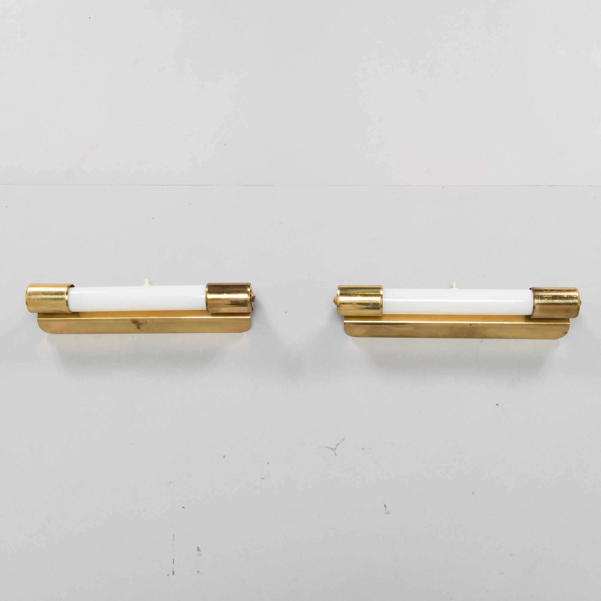Mauri Almari, two mid-20th century wall lights model 71032 for Idman, Finland.