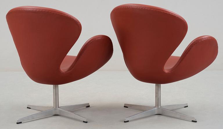 A pair of Arne Jacobsen red leather 'Swan' chairs, Fritz Hansen, Denmark 2001.
